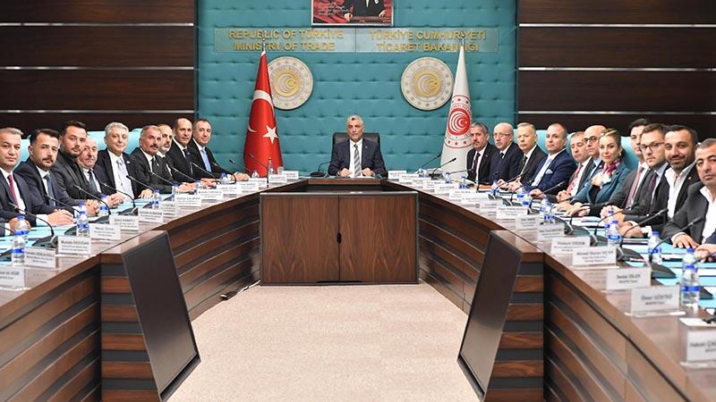 Bakan Bolat: Otomobil fiyatları yüzde 15 düştü, marketlerden de indirim bekliyoruz