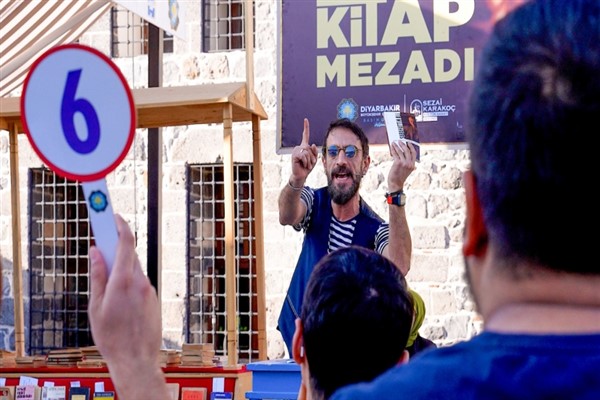 Kitap Mezadı Şehzadeler Konağı’nda gerçekleşti