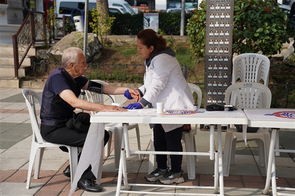 Orhangazi Belediyesi’nden vatandaşlara şeker ve tansiyon ölçümü hizmeti
