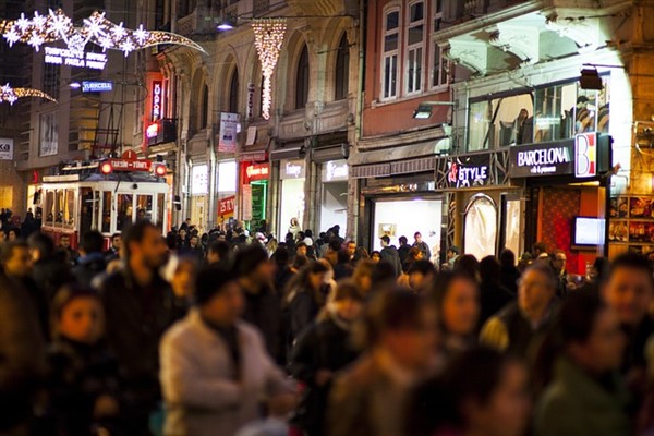İstanbul Valisi Gül, İstiklal Caddesi’ndeki esnafı ziyaret etti