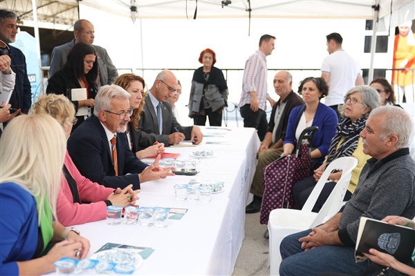 Başkan Erdem, mahalle muhtarı ve sakinlerinin teleplerini dinledi