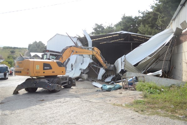 Osmangazi’de tarım arazisi üzerine inşa edilen kaçak fabrikalar yıkıldı