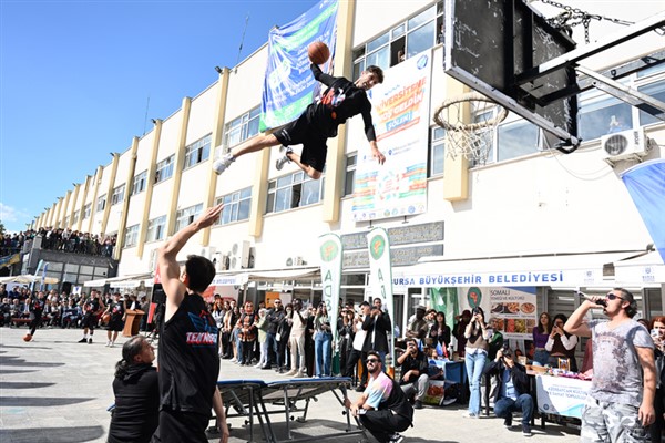 Bursa’da üniversitelilere hoş geldin şöleni