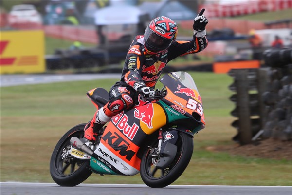 Deniz Öncü Avustralya’da zirvede