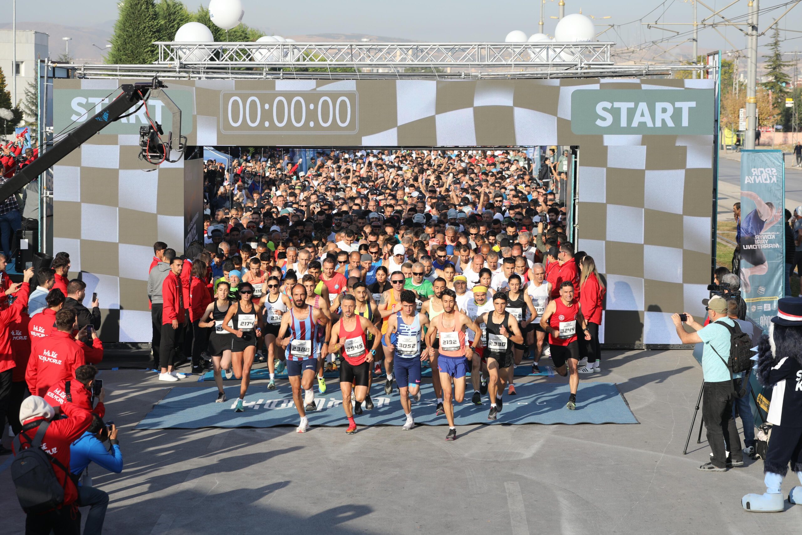 Binlerce sporcu 2. Uluslararası Konya Yarı Maratonu’nda “iyilik” için koştu