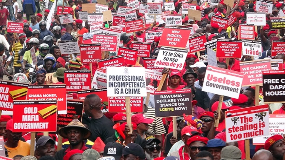 Hayat pahalılığı nedeniyle yüzlerce kişi sokağa çıktı! Gana Merkez Bankası Başkanı’nın istifası isteniyor