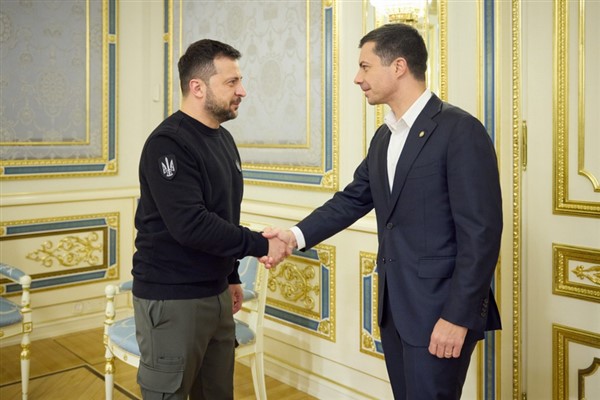 Zelenski, ABD Ulaştırma Bakanı Buttigieg ile bir araya geldi