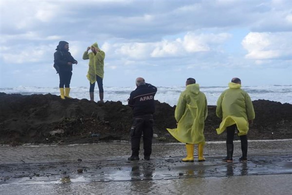 Samandağ Kaymakamı su baskını çalışmalarına destek veriyor