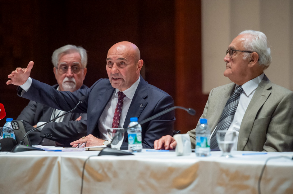 Kemeraltı çarşısı yılbaşına hazırlanıyor