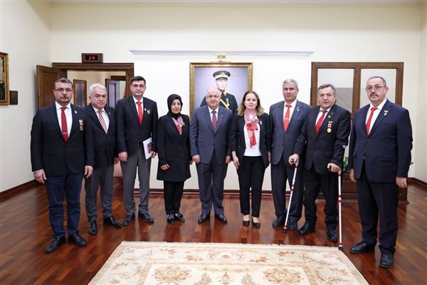 Bakan Güler, Türkiye Harp Malulü Gaziler, Şehit Dul ve Yetimleri Derneği’ni kabul etti