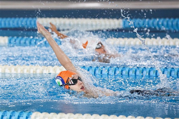 Bursa’da yüzme yarışmasında dereceye girenler ödüllendirildi