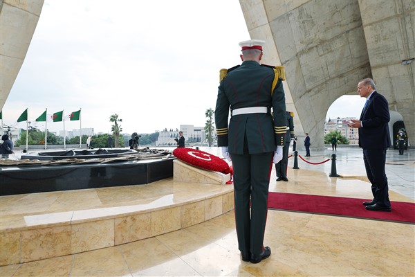 Cumhurbaşkanı Erdoğan, Şehitler Anıtı’nı ziyaret ederek çelenk bıraktı