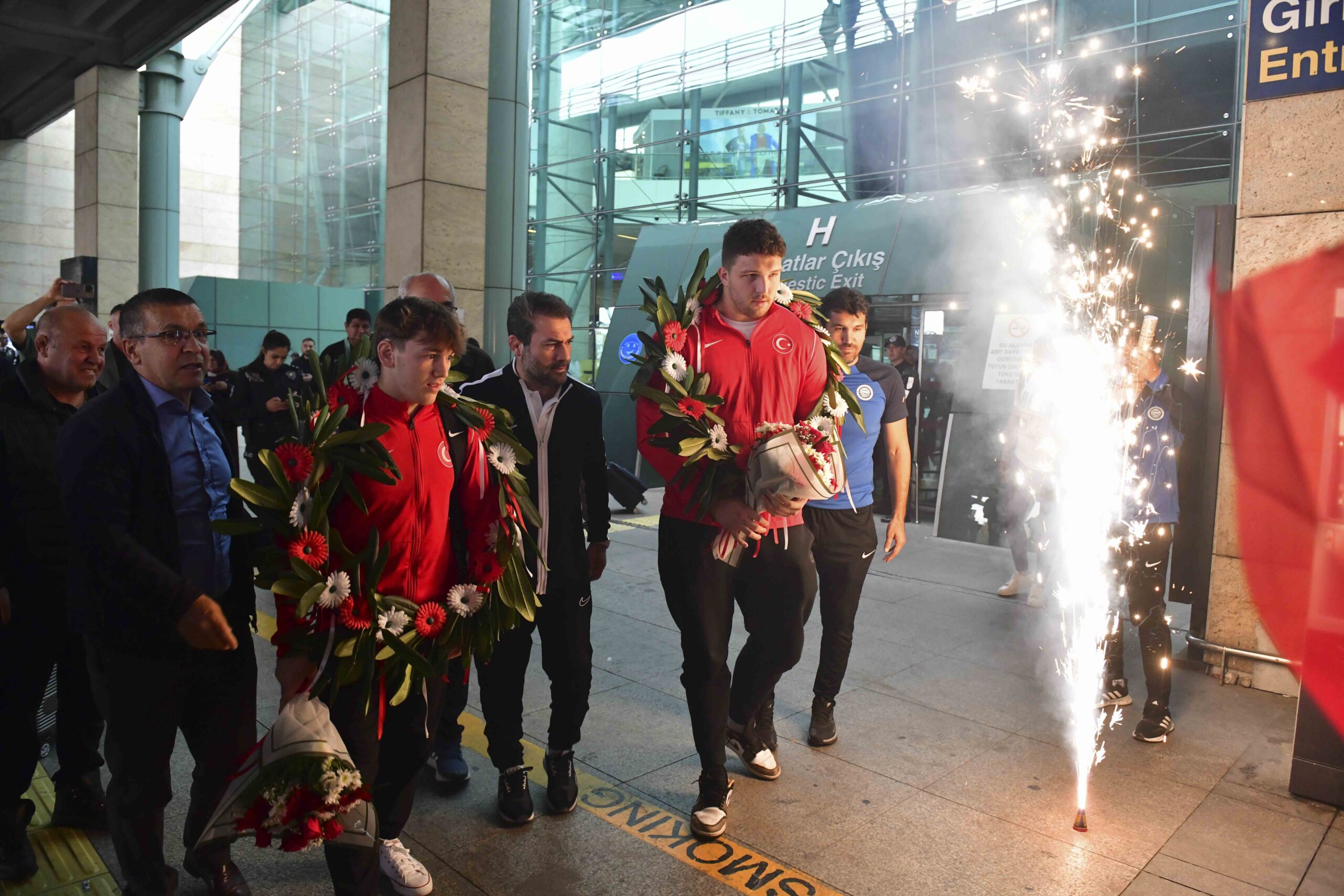 Milli güreşçilere Esenboğa Havalimanı’nda coşkulu karşılama