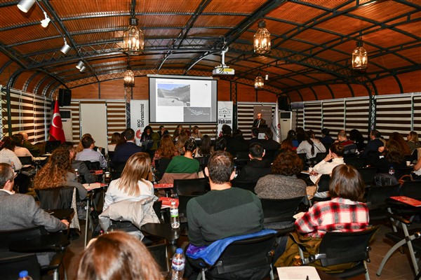 VEKAM’da düzenlenen çalıştayda Ankara’nın kültür mirası ve eğitim projeleri ele alındı