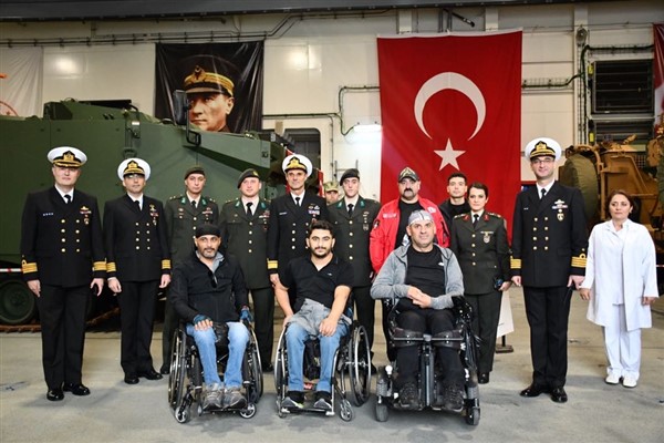 Gaziler, TCG Anadolu’yu ziyaret etti