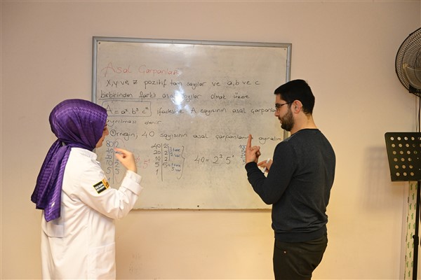 KOMEK, işitme engellilerine yönelik açtığı kurs ile EKPSS’ye hazırlıyor