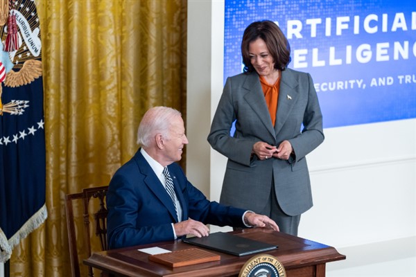 ABD Başkanı Biden: “Büyük ilaç endüstrisini mağlup ettik”