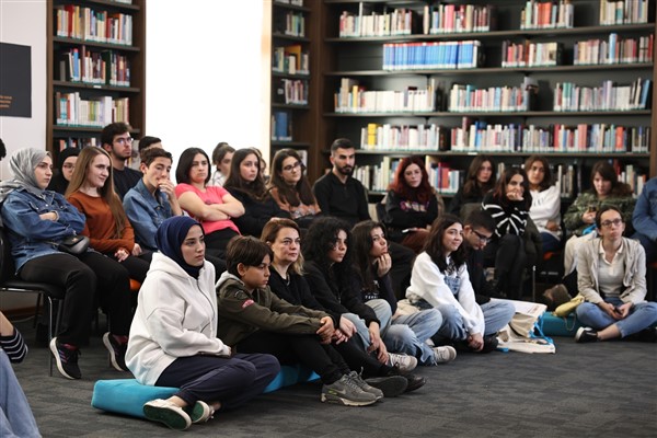 Meriç Aral gençlerle Tomris Uyar öyküleri okudu
