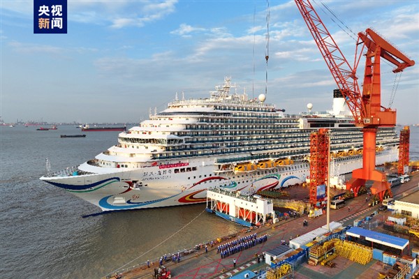 Çin menşeli ilk büyük yolcu gemisi teslim edildi