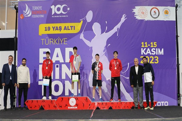 Veysel Taşdemir, 19 Yaş Altı Türkiye Badminton Şampiyonası’nda Türkiye şampiyonu oldu