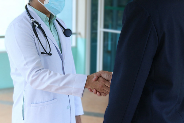 İsrail Cumhurbaşkanı Herzog,  Tel Aviv’deki Ichilov Tıp Merkezi’ni ziyaret etti