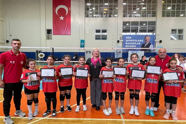 Voleybol Şenliği’nde 800 çocuk buluştu