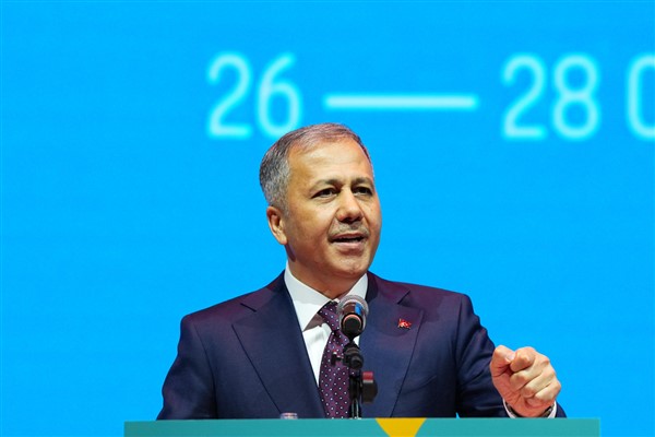 Bakan Yerlikaya, AK Parti İzmir İl Teşkilatı ve Kadın ve Gençlik Kollarıyla görüştü