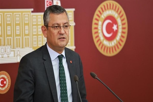 CHP’li Özel: “Gazetecilerin yanında durmaya devam edeceğiz”