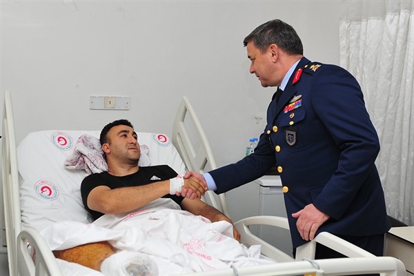 Hava Kuvvetleri Karargahında görevli personelden tedavi gören gazilere ziyaret
