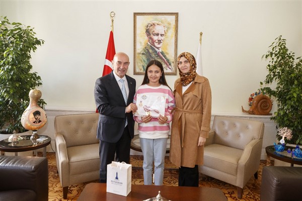 Dünya birincisi İzmirli Zümra Başkan Soyer’le buluştu