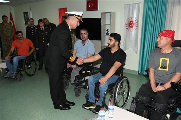 Deniz Kuvvetleri Karargahında görevli personelden, tedavi gören gazilere ziyaret