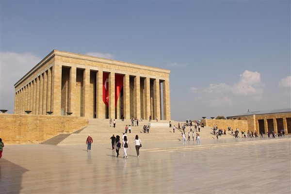 İmamoğlu, CHP Kongre Divanı ile birlikte Anıtkabir’i ziyaret etti
