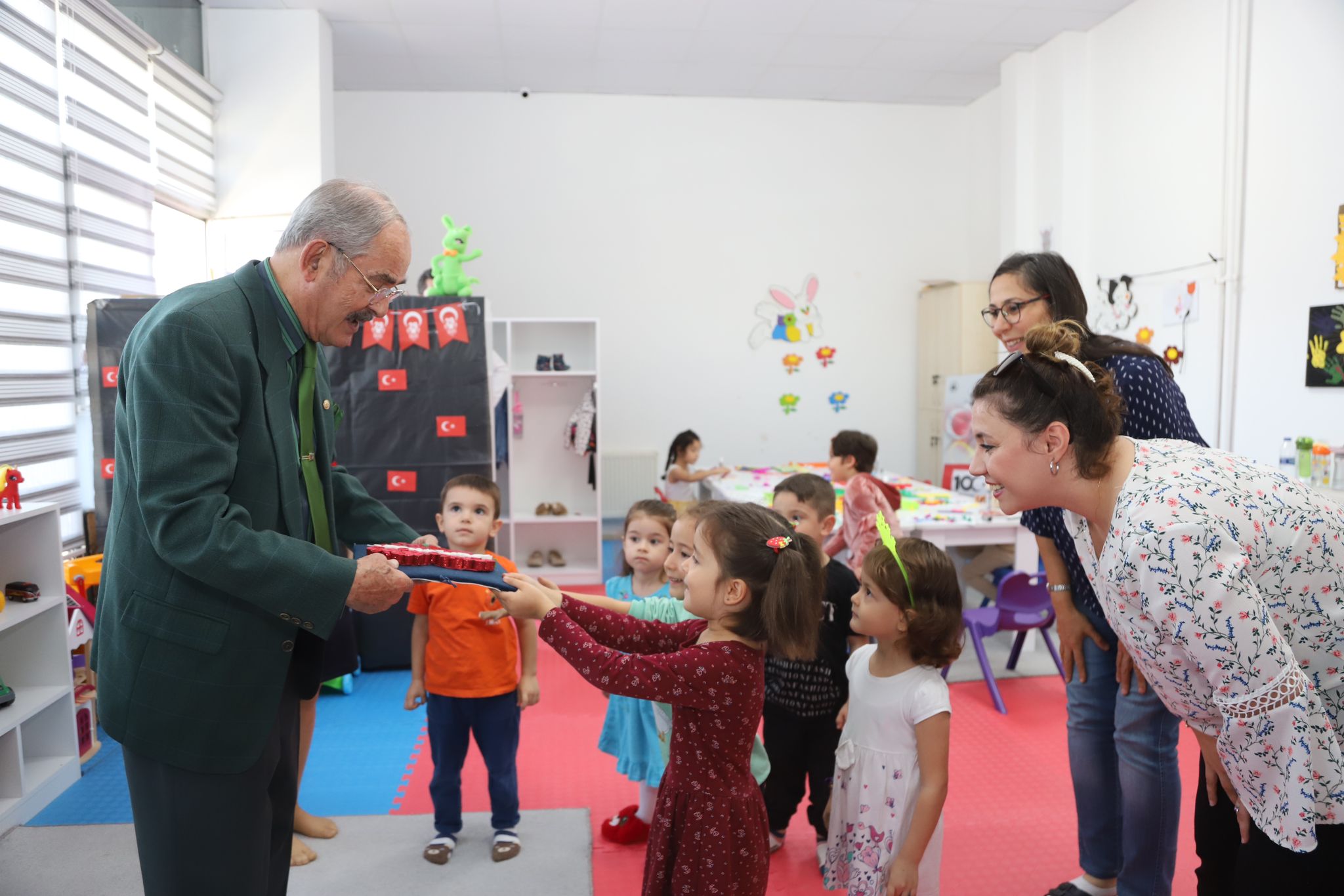 Miniklerden Başkan Büyükerşen’e anlamlı hediye