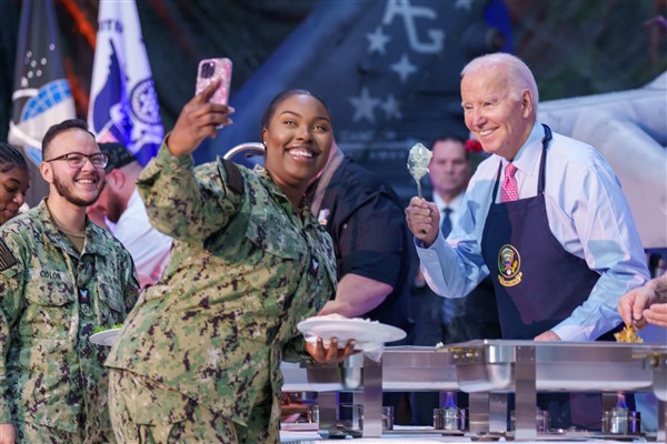 Biden: “Norfolk’ta Amerikan askerleri ve ailelerine katılmaktan onur duyduk”