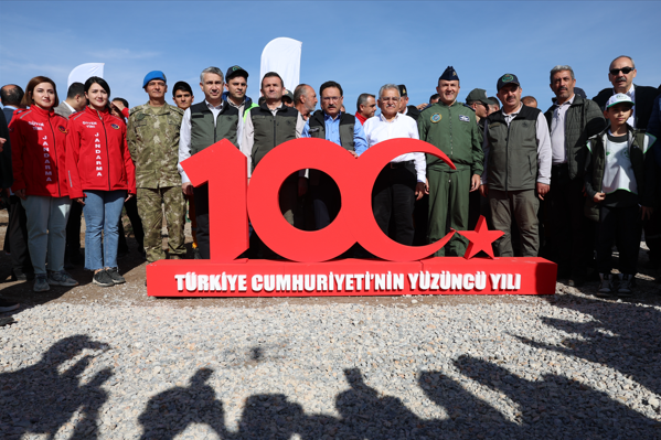 Vali Çiçek ve Başkan Büyükkılıç, gençlerle 100’üncü yıla özel fidan dikti