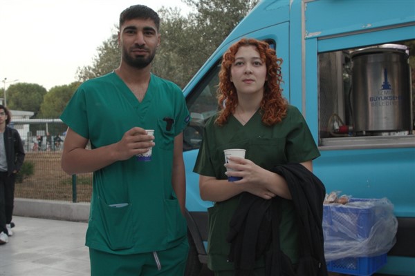 İzmir’de gençler derse “Günaydın Çorbası” içerek giriyor