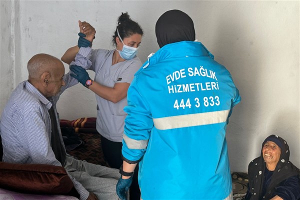 Şanlıurfa İl Sağlık Müdürlüğü ekipleri, 100 yaşındaki hastaları ziyaret etti
