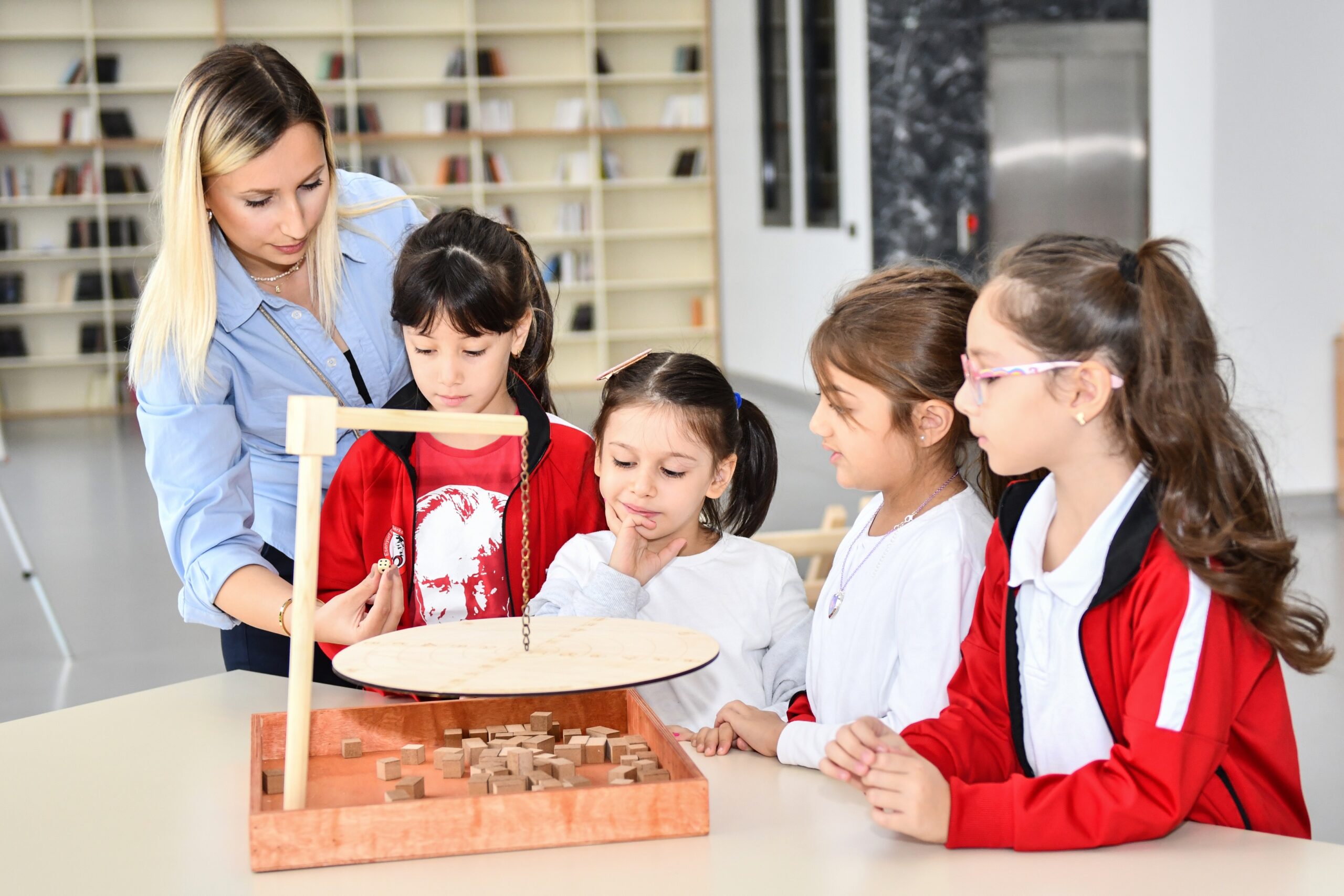 Çocuk Üniversitesi’nde öğrenciler bilim ve sanat atölyeleri ile tanıştı