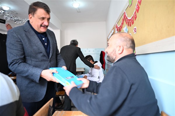 EKPSS kursiyerlerine ek kaynak kitapları dağıtıldı