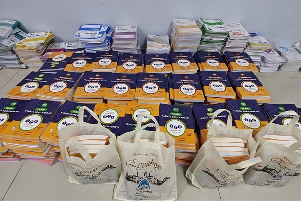 Eyyübiye’de üniversiteye hazırlanan gençlere eğitim setleri dağıtılıyor