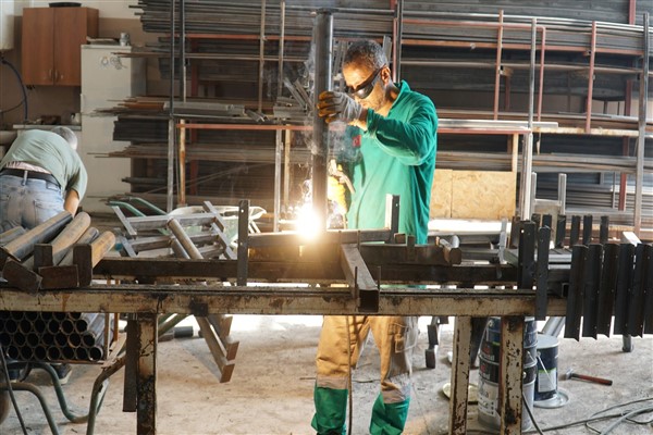 Haliliye’de üretilen banklar hizmete sunuluyor