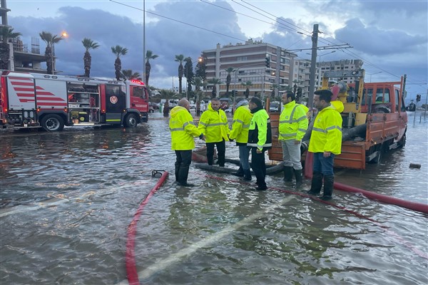 İzmir’de deniz seviyesi 1 metre yükseldi
