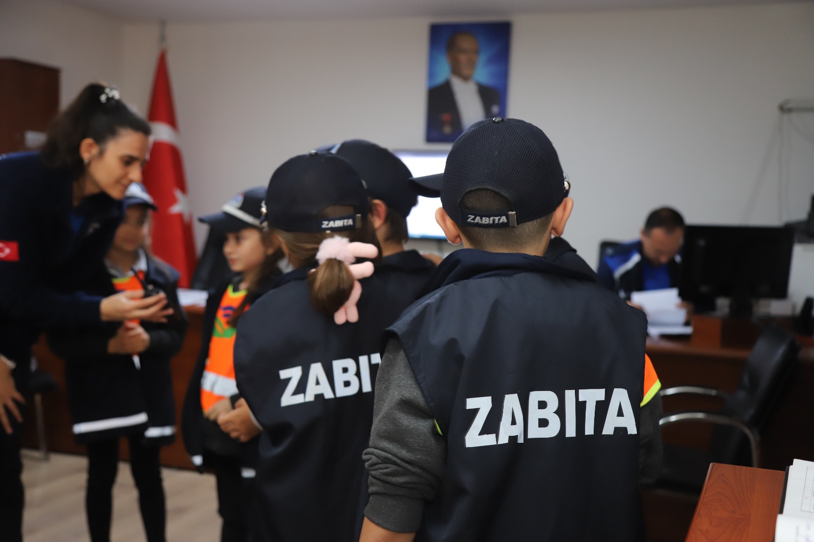 Eskişehirli öğrenciler zabıta personelini ziyaret etti
