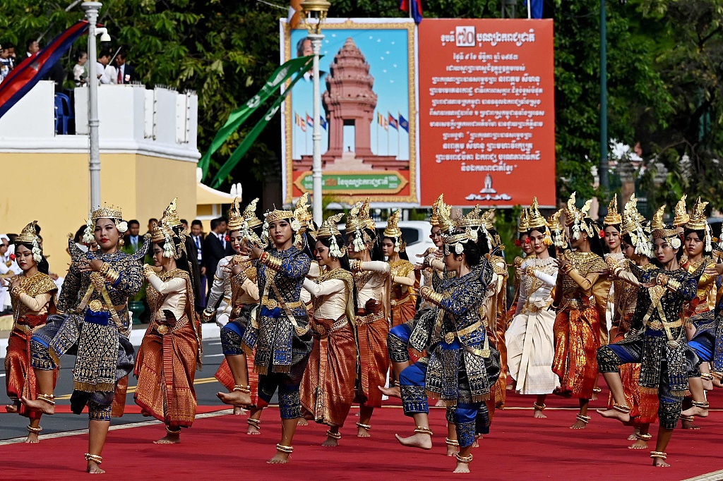 Xi’den Kamboçya liderlerine 70. yıldönümü için tebrik