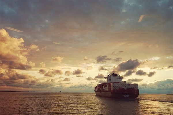 Artvin Hopa’da karaya oturan geminin mürettebatı tahliye ediliyor