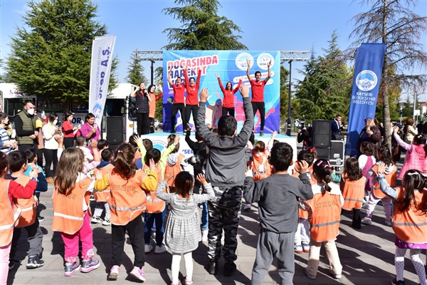 Kayseri Büyükşehir Spor A.Ş. lösemili miniklerin yanında oldu