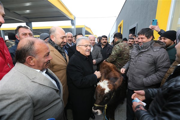 Başkan Büyükkılıç, Canlı Hayvan Borsası ve Pazar Yeri’ni ziyaret etti