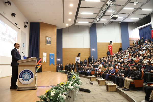 Başkan Altay NEÜ’de öğrencilerle buluştu