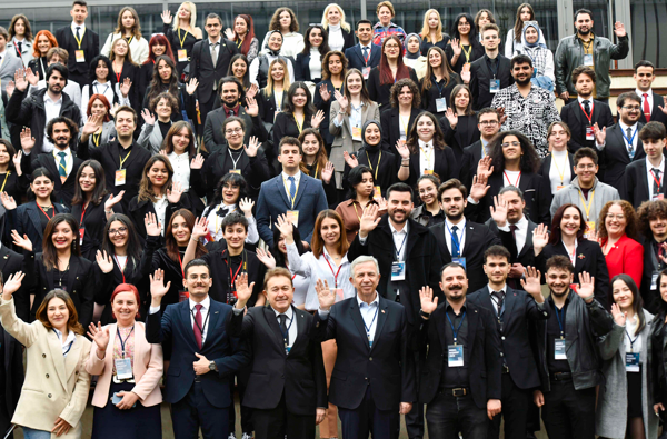 Başkan Yavaş, Model Başkent Konferansı’nda gençlerle buluştu
