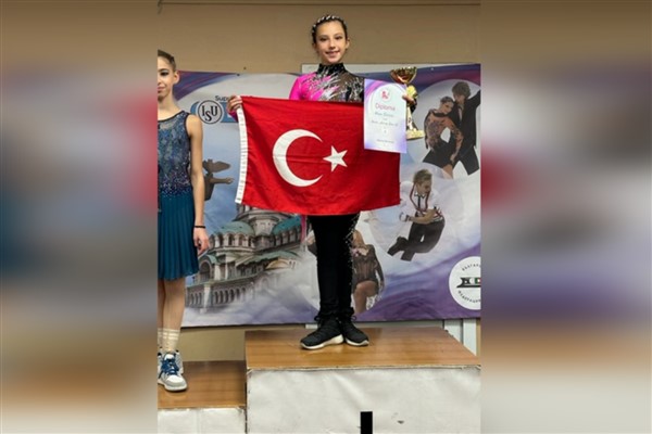 İzmirli sporcular buzdan üç madalya çıkardı
